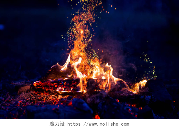 黑天篝火点燃关闭燃烧的篝火作为黑暗抽象的背景的看法